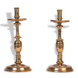 Dos hacheros de bronce dorado, S. XIX.Medidas: 36 cm Diámetro: 16 cm
