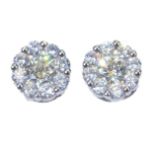 Pendientes rosetones de brillantes en oro blanco de 18KPeso total aprox btes: 0,83 ct. Diámetro: 7,5