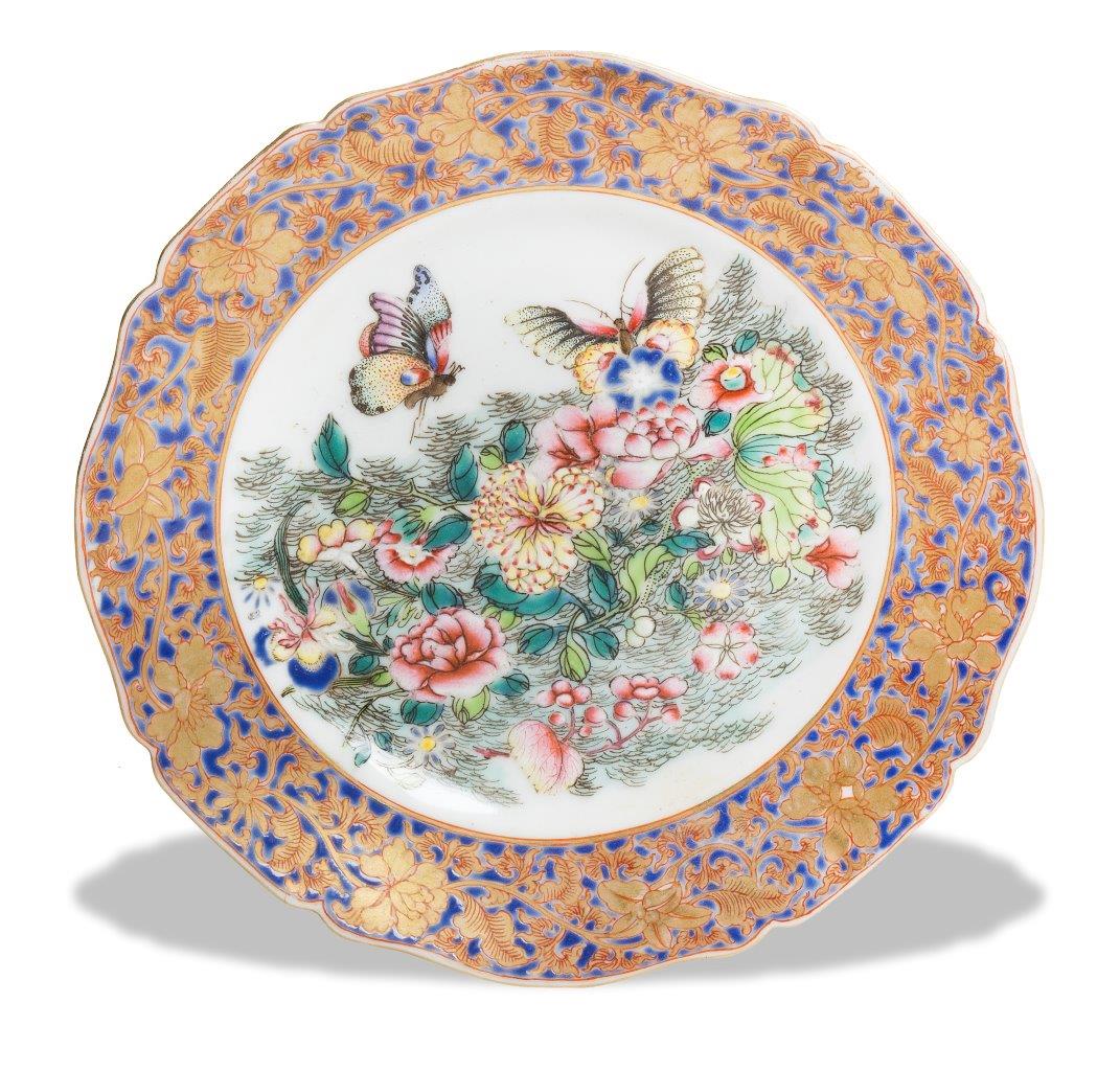 Plato de porcelana esmaltada con maripoas y peonías. Dinastía Qing, trabajo cantonés, S.