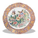 Plato de porcelana esmaltada con maripoas y peonías. Dinastía Qing, trabajo cantonés, S.