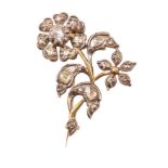 Broche flor de diamantes talla rosa S. XIXRealizado en oro de 18K con vistas en plata. Peso total