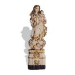 “Virgen con Niño” escultura en marfil tallado, policromado y dorado. Escuela Hispano-filipina, S.