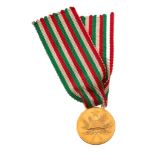 Medalla conmemorativa de 50 aniversario de la 1ª guerra mundialEn oro amarillo de 18K. Con cinta
