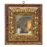 Espejo de madera tallada, estucada, policromada y dorada. Trabajo español, S. XVIIMedidas: 50 x 45