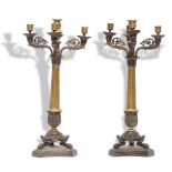 Pareja de candelabros, de cinco luces de época Restauración de bronce dorado y patinado. Trabajo