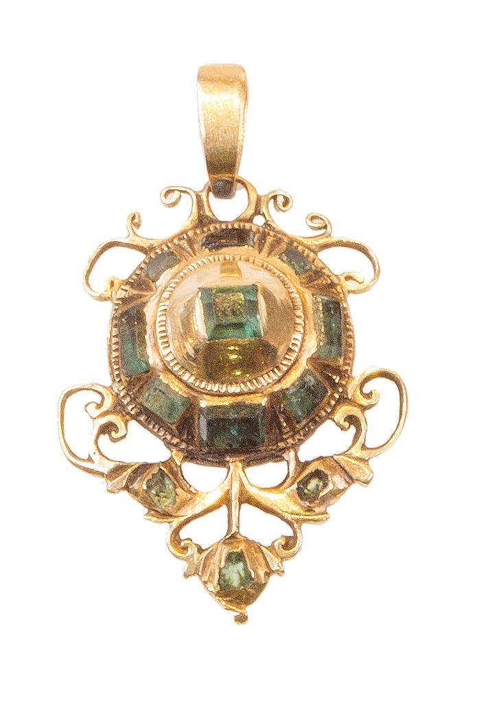 Colgante botón de esmeraldas S. XVIII-XIX con adornos de filigrana alrededorRealizado