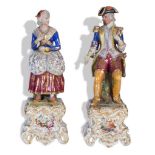 Pareja de figuras galantes de porcelana esmaltada y dorada. París, S. XIX.Medidas: 48 x 14 x 16 cm.