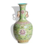 Jarrón en porcelana esmaltada “familia rosa”. China, ffs. del S. XIX pp. del S. XX. Altura: 34 cm