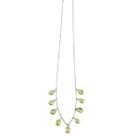 Collar con nueve peridotos talla briolette colgantes de cadena de platinoLongitud: 41,5 cm.