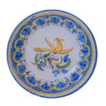 Plato de cerámica esmaltada con “parladot” sobre flores. Manises, pp. del S. XXDiámetro: 30,5 cm