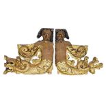 Madera tallada y dorada en forma de indias, con cruces alrededor de sus cuellos Escuela hispano -