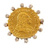 Broche con moneda de oro de Felipe V orlada de brillantes de talla antiguaLa moneda probablemente