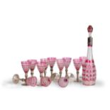 Licorera y doce copas de cristal tallado con decoración de puntas de diamante en rosa, montados en