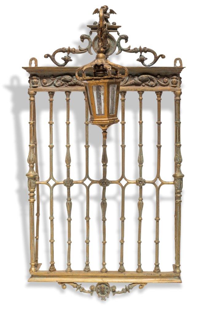 Reja para imagen de bronce dorado con un farol, Andalucía, S. XIX.Medidas: 60 x 9 x 22 cm