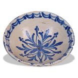 Cuenco de cerámica esmaltada de azul con pabellones y flores. Fajalauza, S. XIXDiámetro: 34,5 cm.