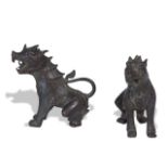 Dos leones de bronce, China, S. XIX.Medidas: 15 cm.