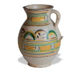 Jarra en cerámica serie polícroma. Talavera, pp. s. XIXMedidas: 29,5 x 20 cm.