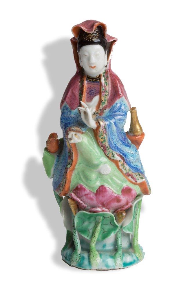 Guanyin Porcelana esmaltada con esmaltes de la “familia osa” Dinastia Qing, China, S. XVIII-XIX.