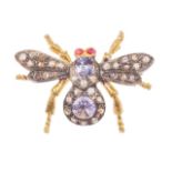 Broche en forma de mosca con cuerpo de zafiros, alas de brillantes y ojos de rubíMontura en plata