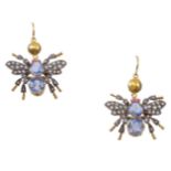 Pendientes en forma abeja con cuerpo de zafiros, alas de diamantes y ojos de rubíesEn plata vermeill