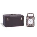 W. Thornhill & Co*, London. Reloj de viaje en piel con aplicaciones de plata, pp. el S, XIXMedidas