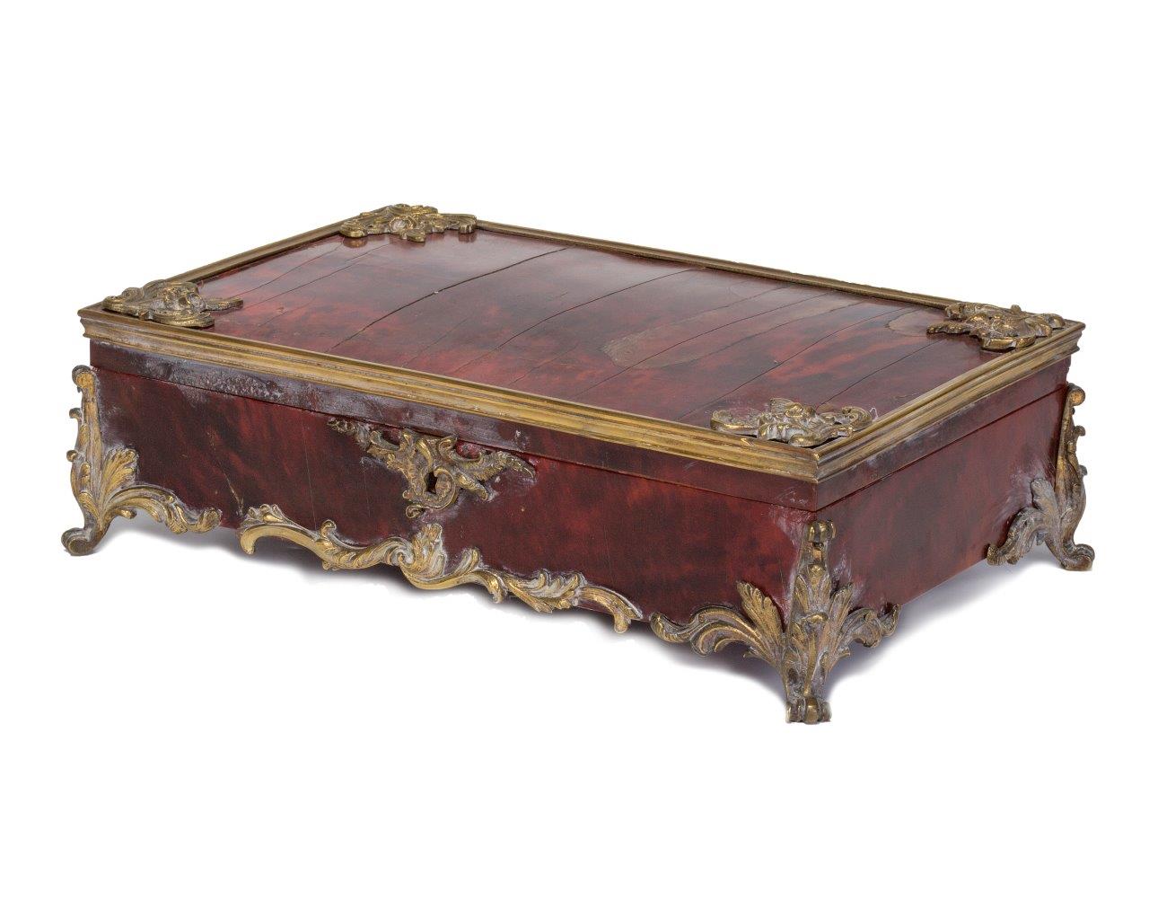 Caja de estilo Luis XV con alma de madera y carey con aplicaciones de bronce dorado. Trabajo
