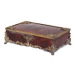 Caja de estilo Luis XV con alma de madera y carey con aplicaciones de bronce dorado. Trabajo