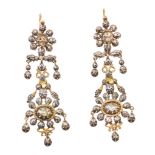 Pendientes largos S. XVIII de diamantes de talla rosa en motivos florales articulados y con lágrimas