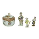 Azucarero de porcelana esmaltada, decorada con escenas galantes. Meissen, 1818-1860Medidas: 11 x