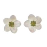 Pendientes en forma de flor con pétalos en nácar y centros de peridotosEn oro amarillo de 18K.