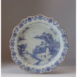 Fuente en porcelana esmaltada en azul y blanco. Trabajo chino para la exportación, S. XVIII -