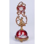 Reloj en esmalte guilloché en rojo. Francia, h. 1900  Medidas: 20 cm