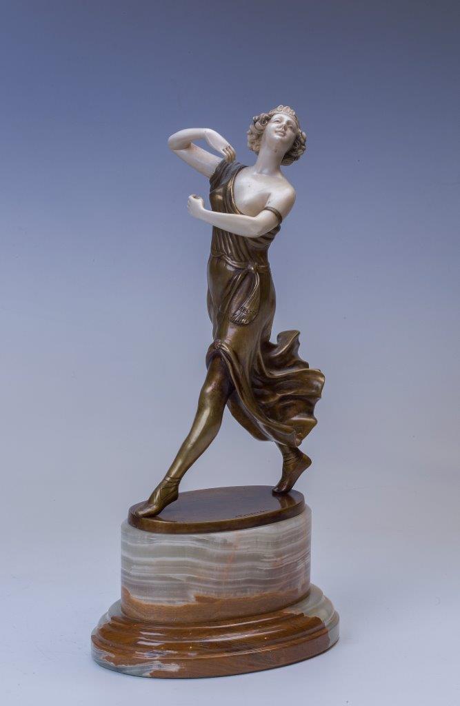 A. Ermler Dama Figura crisolenfantina de bronce dorado, marfil y ónix. Firmada.  Altura: 40 cm