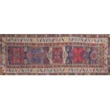 Alfombra persa con decoración geométrica de cartuchos Medidas: 280 x 117 cm.