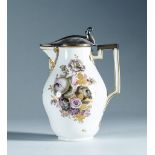 Jarro en porcelana esmaltada con decoración floral polícroma y dorada y tapa en metal. Meissen,