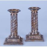 Pareja de candeleros de estilo clásico, Inglaterra, pp. del S. XX  Altura: 13 cm