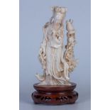 Figura femenina tallada con loro en coral, piel de angel. Trabajo chimo, pp. del S. XX  Altura: 18