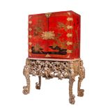 Cabinet de madera lacada de rojo ("japanned") y dorado, con cerradura de metal grabada, decorada con