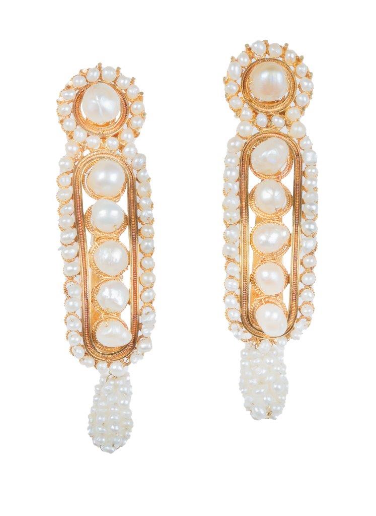 Pendientes largos de perlas de aljófar y filigrana de oro, en diseño de banda curva con racimo de