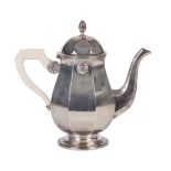 Cafetera de plata con mago de marfil. Francia, S. XIX. Altura: 23 cm Peso: 765 gr.