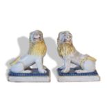 Pareja de leones sentados de cerámica esmaltada. Francia S. XIX. Medidas: 12 x 7,5 x 10,5 cm U Una