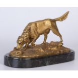 Perro de caza de bronce dorado de Herraiz, S. XX Altura: 19 cm.