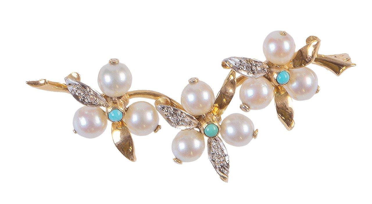 Broche con tres flores de perlas, turquesas y brillantes En oro bicolor de 18K.  Medidas: 5 x 2 cms.