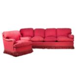 Dos butacas y un sofá tapizado en damasco rojo, quizás diseño de Duarto Pinto Coelho. S. XX. Medidas