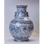 Vaso Hu en porcelana azul y blanca, pieza para la exportación, China, período Qianlong (c. 1796)