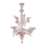 Lámpara de cristal traslúcido y rosa. Murano, S. XX  Medidas: 85 cm