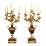 Pareja de candelabros de estilo Luis XVI en bronce dorado montados en mármol “rouge griotte”.