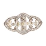 Broche placa Art-Decó de diamantes y perlas, con remate de chatones de brillantes laterales En