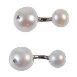 Gemelos dobles de perlas cultivadas con un brillante en la de mayor tamaño Sistema de barra rígida