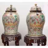 Pareja de tíbores con peana en porcelana con esmaltes de la familia rosa. Cantón, dinastía Qing,